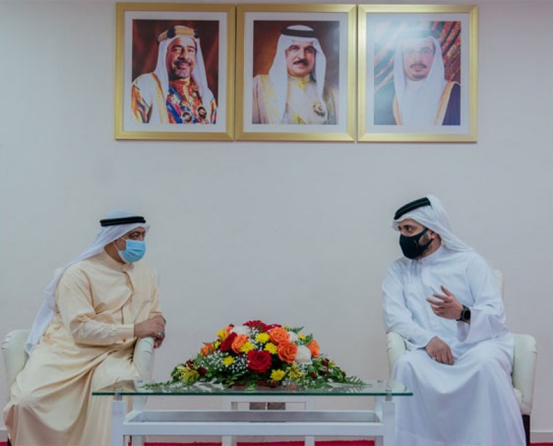 خالد بن حمد يزور ناديي المعامير والنويدرات