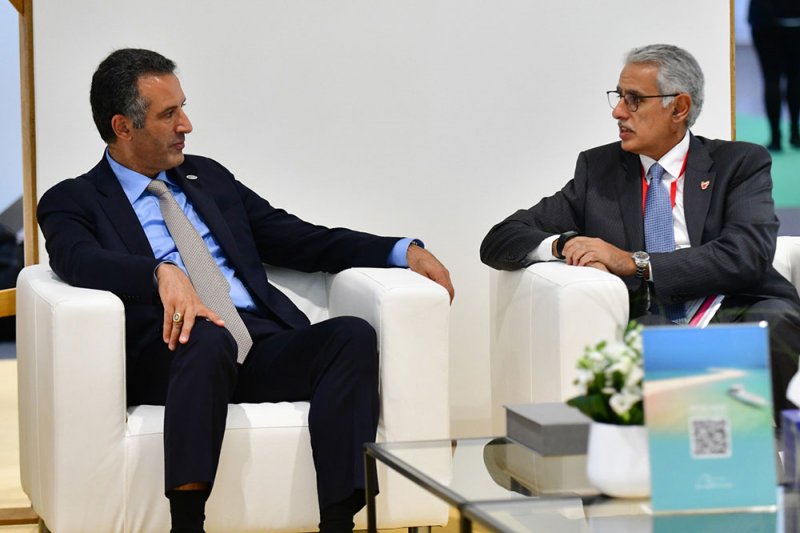 وزير الصناعة والتجارة والسياحة يجتمع بوزير السياحة والآثار بالمملكة الأردنية الهاشمية في جناح مملكة البحرين