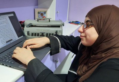 "إيمان" طالبة كفيفة تستعد لنشر روايتها الأولى