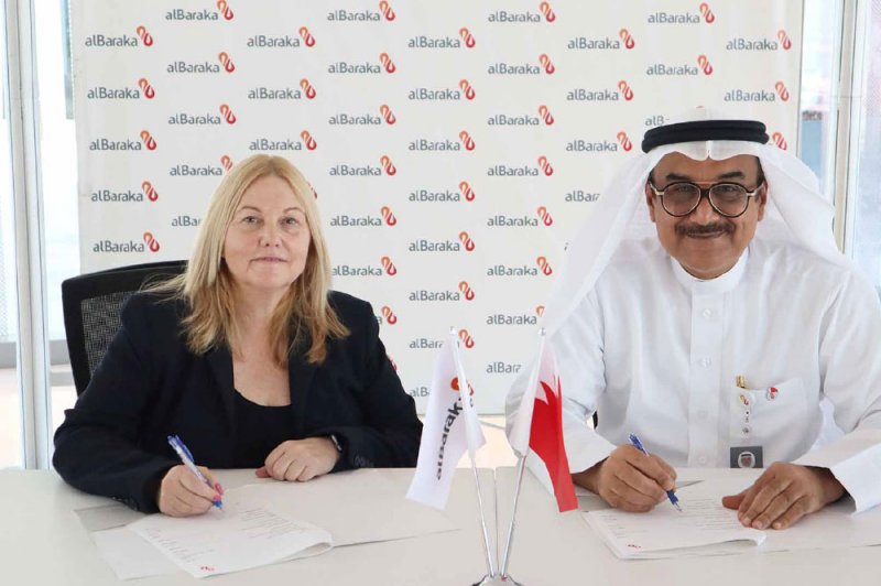 “البركة الإسلامي” يمول الرسوم للطلبة بالجامعة البريطانية في البحرين