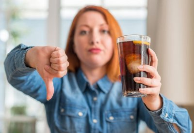 احذر.. هذا أكثر مشروب يعجّل بظهور علامات الشيخوخة