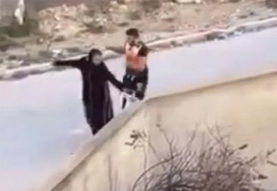 رجل يعتدي بوحشية على زوجته وطفله أمام المارة بتونس