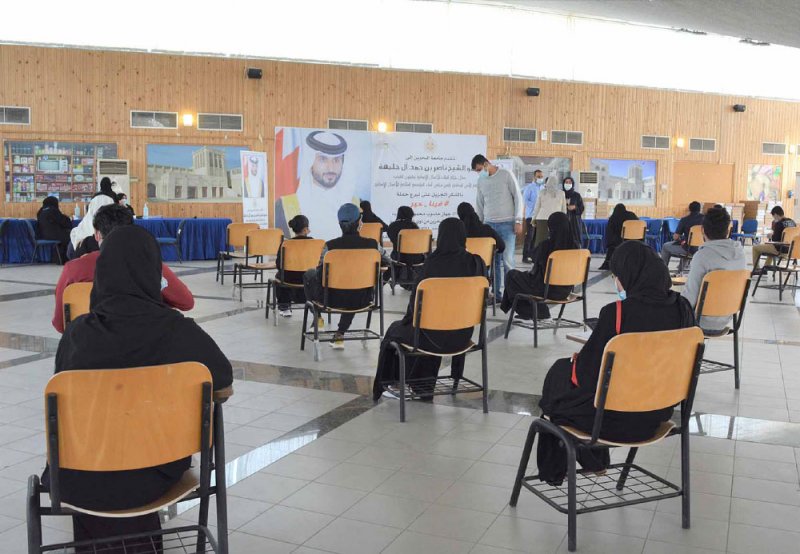 تسليم 2139 جامعيًّا حواسيب “فينا خير”