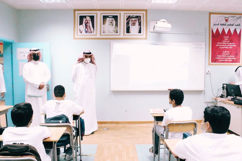 وزير التربية يطلع على المشاريع التربوية في عدد من مدارس قلالي وسماهيج والدير
