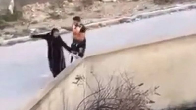 رجل يعتدي بوحشية على زوجته وطفله أمام المارة بتونس