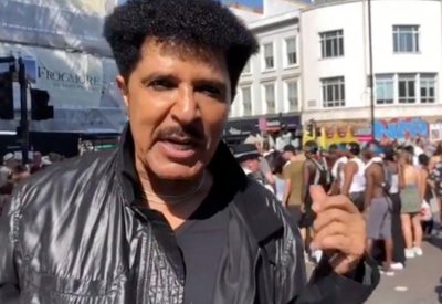 الفنان عبدالله بالخير يفاجئ جمهوره بتسريحة شعره الجديدة