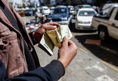 حكومة اليمن تبحث معالجات لتدهور سعر العملة والأمم المتحدة تحذر