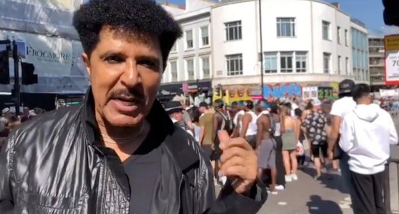 الفنان عبدالله بالخير يفاجئ جمهوره بتسريحة شعره الجديدة
