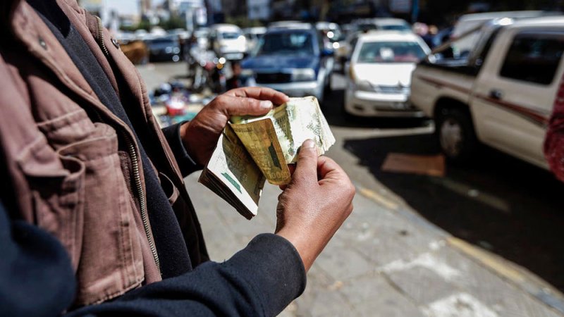 حكومة اليمن تبحث معالجات لتدهور سعر العملة والأمم المتحدة تحذر