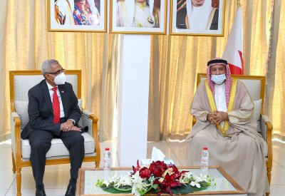 محافظ المحرق يستقبل السفير المصري ويشيد بعمق العلاقات الثنائية