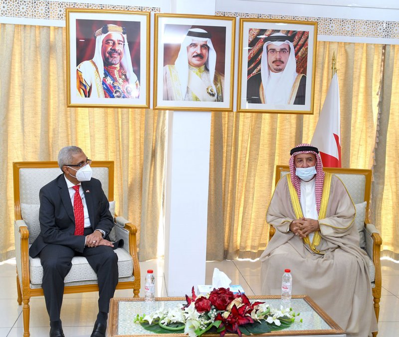 محافظ المحرق يستقبل السفير المصري ويشيد بعمق العلاقات الثنائية