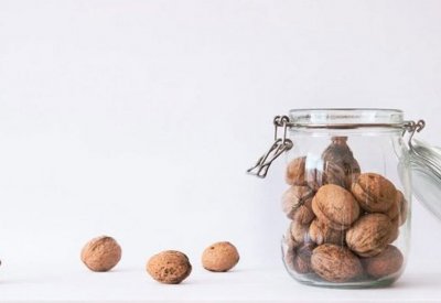 الجوز المنقوع يحسن المزاج ويقاوم الأرق