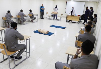 مركز الإصلاح والتأهيل ينظم دورة تدريبية في الإسعافات الأولية لنزلاء المركز