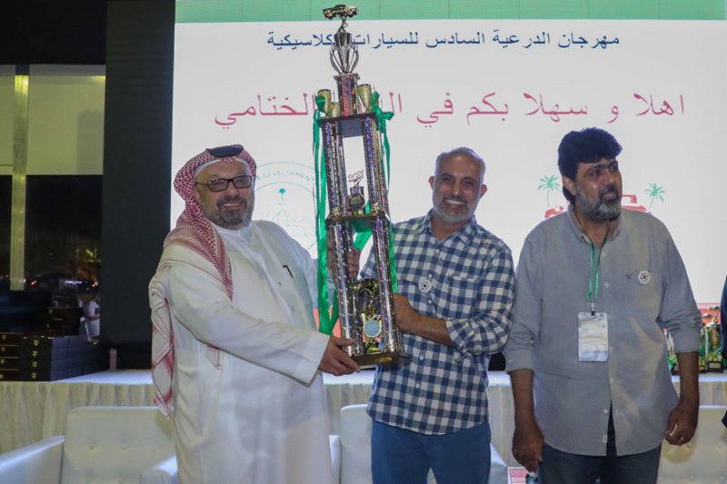 بالصور: بحريني يفوز بجائزة أفضل سيارة كلاسيكية بمهرجان سعودي