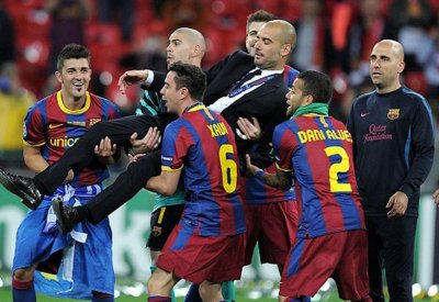 غوارديولا يعود إلى برشلونة لدعم تشافي في منصبه الجديد