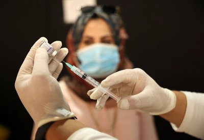 بفضل لقاح كورونا.. شابة تدخل "نادي المليونيرات"