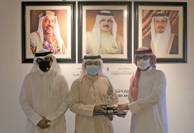 المؤيد يتسلم جائزة عيسى بن علي للعمل التطوعي