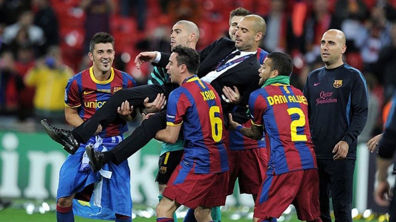 غوارديولا يعود إلى برشلونة لدعم تشافي في منصبه الجديد