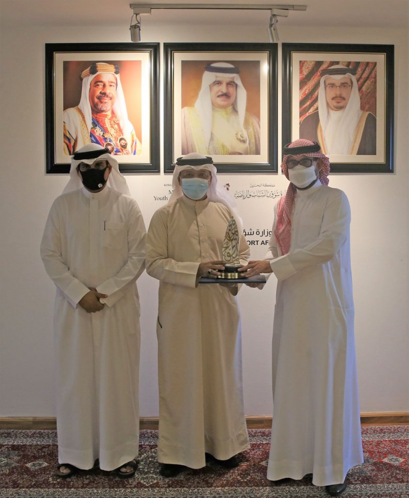 المؤيد يتسلم جائزة عيسى بن علي للعمل التطوعي