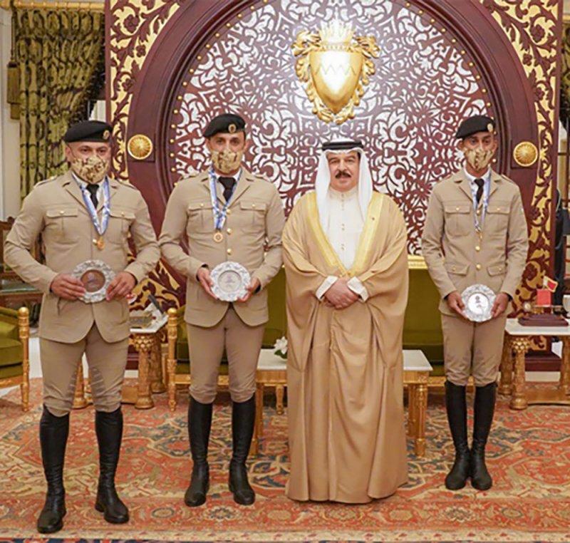 جلالة الملك يستقبل أفراد المنتخب العسكري للفروسية لقفز الحواجز لقوة دفاع البحرين