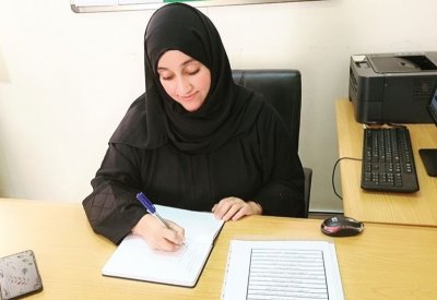 المرشدة "نورة" تساعد طالبتها على تجاوز الخجل وصعوبات التعلّم