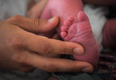 خطأ فادح يقلب حياة أبوين رأسا على عقب.. المولود غريب