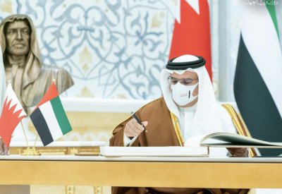 سمو ولي العهد رئيس مجلس الوزراء يوقع في سجل كبار الزوار بقصر الوطن