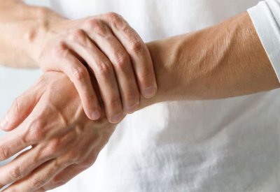التهاب المفاصل الروماتويدي.. تعرف على العلامات الاولى
