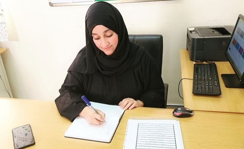 المرشدة "نورة" تساعد طالبتها على تجاوز الخجل وصعوبات التعلّم