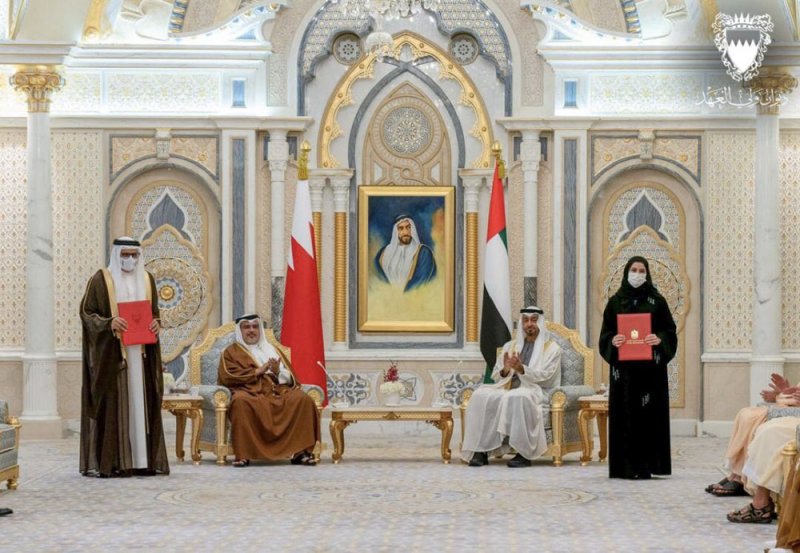 سمو ولي العهد رئيس مجلس الوزراء وولي عهد أبوظبي يشهدان توقيع عدد من مذكرات التفاهم بين البلدين الشقيقين