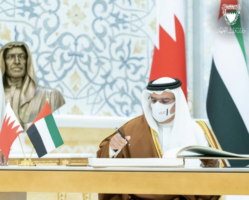 سمو ولي العهد رئيس مجلس الوزراء يوقع في سجل كبار الزوار بقصر الوطن