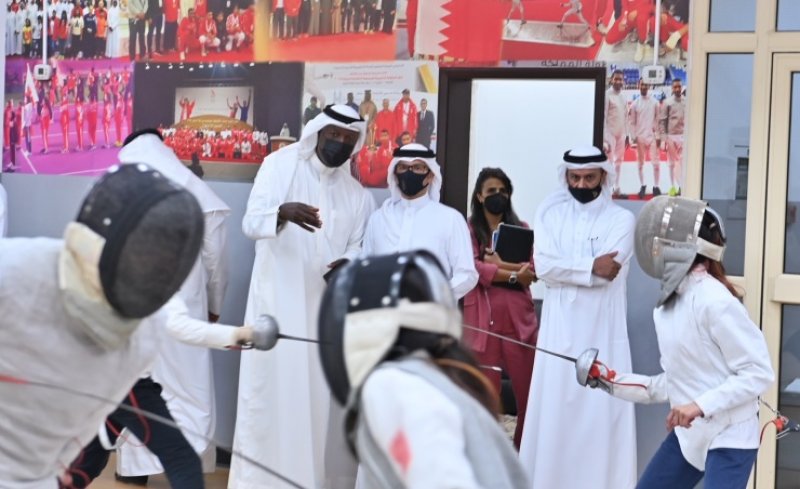 الأمين العام للجنة الأولمبية البحرينية يزور اتحادات كرة السلة واليد والمبارزة