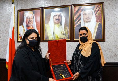 الأمين العام لمجلس التعليم العالي تتسلم نسخة من رسالة الدكتوراه للأستاذة سارة الفلاحي