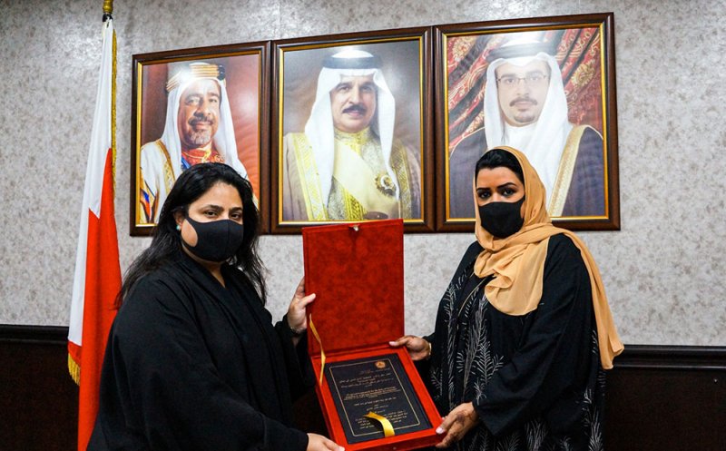 الأمين العام لمجلس التعليم العالي تتسلم نسخة من رسالة الدكتوراه للأستاذة سارة الفلاحي