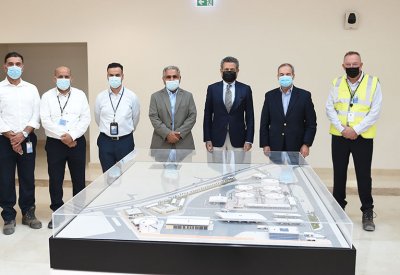 الرئيس التنفيذي للشركة القابضة للنفط والغاز يزور مستودعات وقود الطائرات بمطار البحرين الدولي