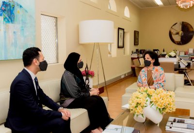 معالي الشيخة مي تستقبل وفداً من بنك البحرين والكويت