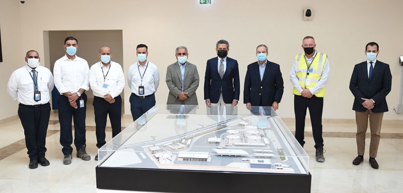 الرئيس التنفيذي للشركة القابضة للنفط والغاز يزور مستودعات وقود الطائرات بمطار البحرين الدولي