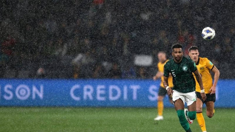 السعودية تعود بنقطة من أستراليا.. وتحتفظ بالصدارة