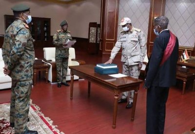 السودان.. أعضاء مجلس السيادة يؤدون القسم أمام البرهان