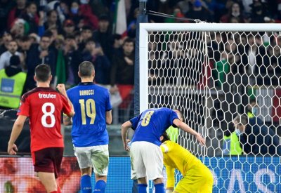 إيطاليا تُعقد تأهلها المباشر بالتعادل مع سويسرا