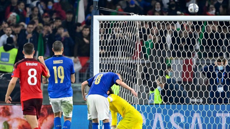 إيطاليا تُعقد تأهلها المباشر بالتعادل مع سويسرا