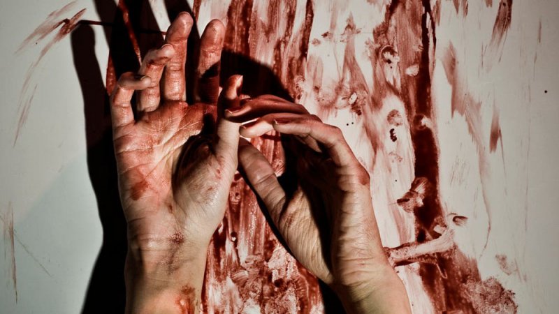 وسط الشارع في إسطنبول.. قتل امرأة بسيف لشعوره بالملل