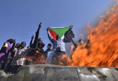 رصاص وغاز مسيل للدموع بالسودان.. وواشنطن تأسف على ما يحدث