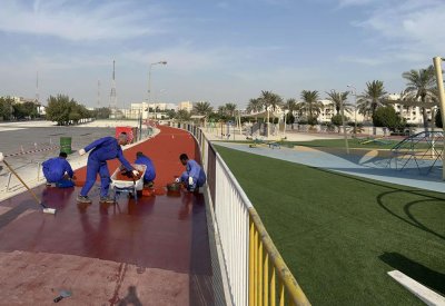 البلدية الجنوبية تقوم بتجديد وصيانة أرضية ممشى الاستقلال المطاطي بالرفاع