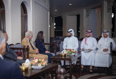 ناصر بن حمد يستقبل قادة مشروع علاء الدين