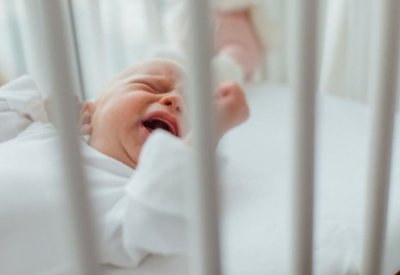 أم تعرض طفلتها حديثة الولادة للبيع على فيسبوك