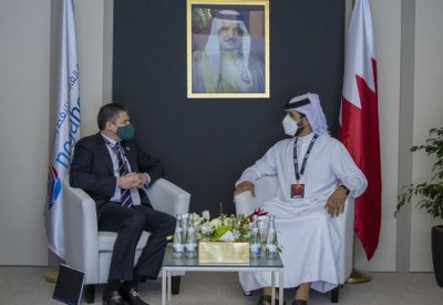 ناصر بن حمد يبحث سبل التعاون مع شركة بيكر هيوز