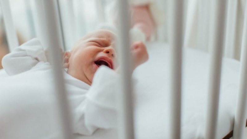 أم تعرض طفلتها حديثة الولادة للبيع على فيسبوك