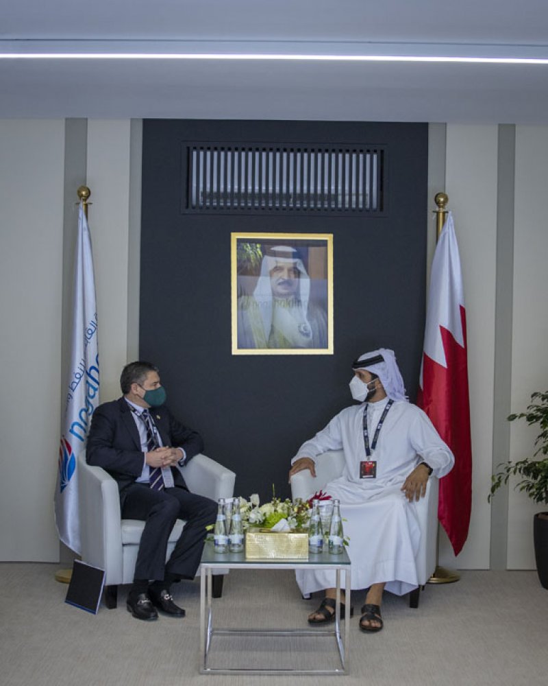 ناصر بن حمد يبحث سبل التعاون مع شركة بيكر هيوز
