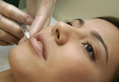 لبنان.. التجميل ينافس "لقمة العيش" رغم الأزمات